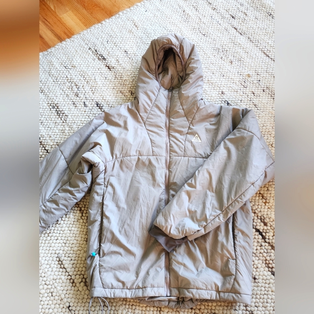 Nike ACG Puffer Hooded Jacket in Light Gray